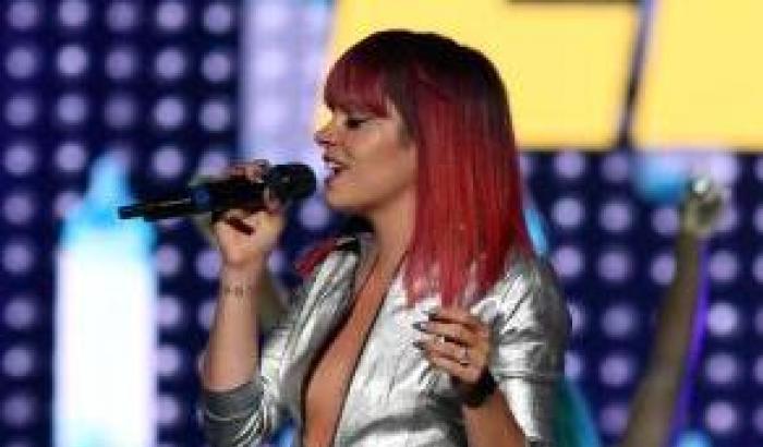 Incidente hot per Lily Allen: resta a seno nudo al concerto