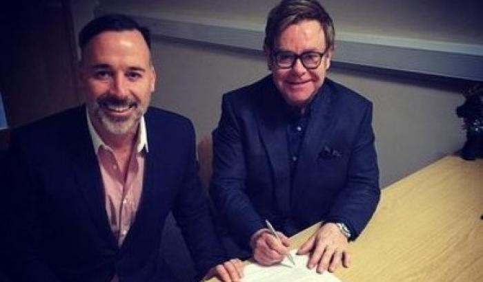 Elton John ha detto sì: e la Chiesa anglicana apre alle nozze gay