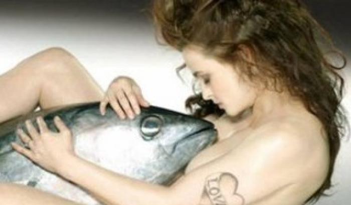 Nuda e con un tonno: la posa hot di Helena Bonham Carter