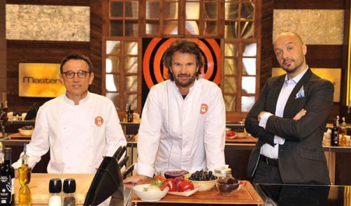 Striscia svela il vincitore di Masterchef: è guerra tra Sky e Mediaset