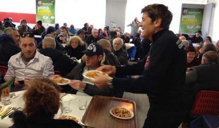 Gianni Morandi cameriere per gli homeless