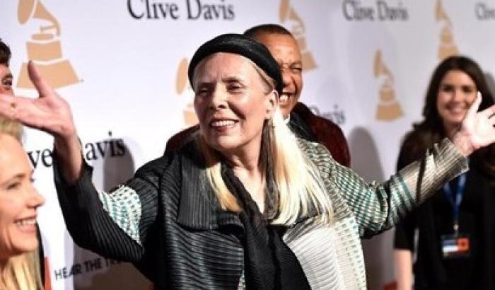 Preoccupazione per Joni Mitchell: ricoverata