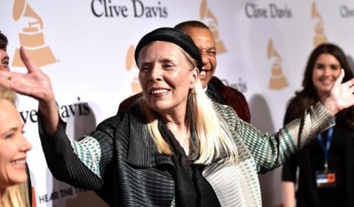 Non è in coma: Joni Mitchell sta recuperando