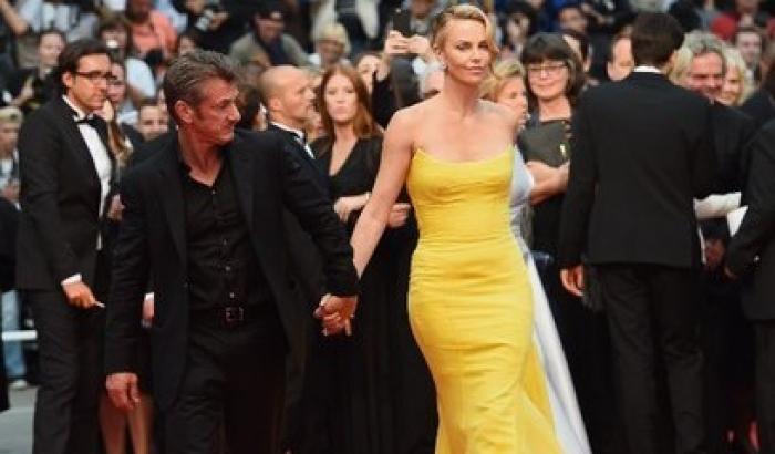 Sean e Charlize mano nella mano sulla montée des Marches