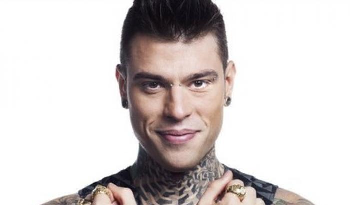 Fedez lancia una bottiglia contro i fan per un selfie: ferita una ragazza