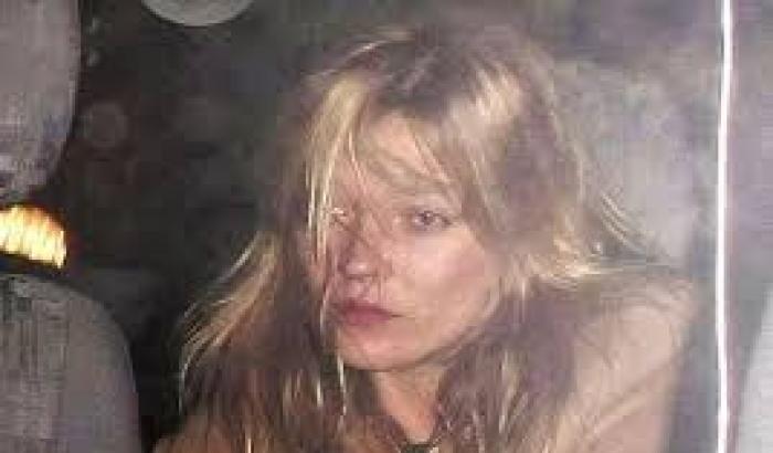 Kate Moss al  pilota Easyjet: sei un povero str..