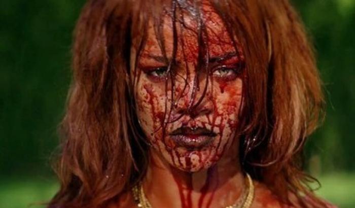 Rihanna, sexy e splatter nel video Bitch Better Have My Money