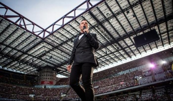 Tiziano Ferro piange a San Siro: non vergognatevi di amare