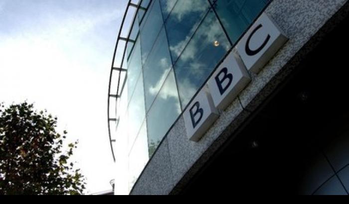 Cameron, giù le mani dalla Bbc: attori e scrittori in difesa della 'zietta'