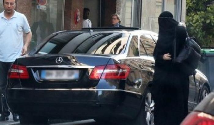 Gisele nasconde il seno nuovo sotto il burqa