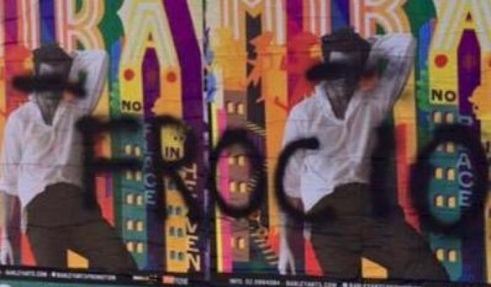 Insultato sul cartellone, Mika risponde brillantemente