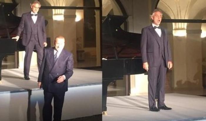 Andrea Bocelli si esibisce alla festa di compleanno di Berlusconi