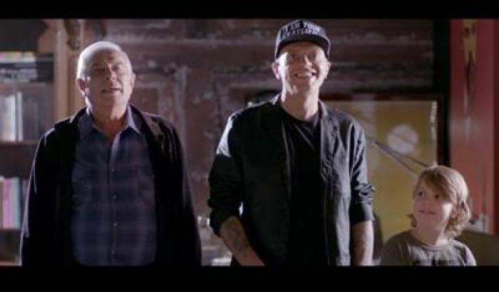 Max Pezzali nel nuovo video con il suo papà
