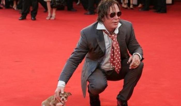 Mickey Rourke: mi stavo sparando, il mio cane mi ha salvato