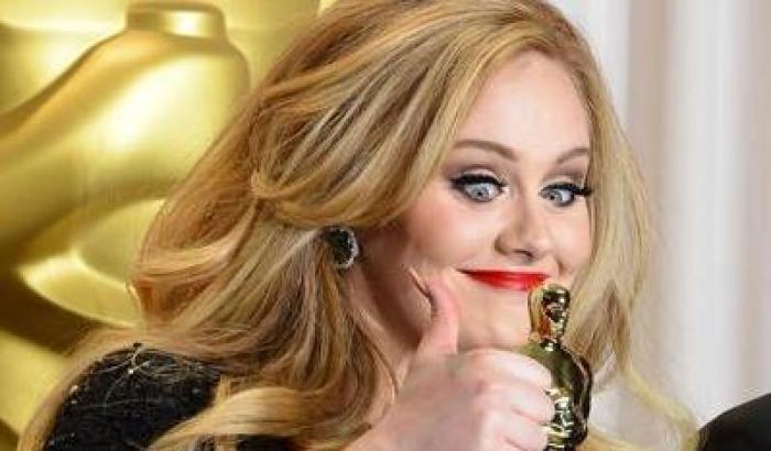 Adele troppo ubriaca per twittare. Il suo team le 'confisca' il profilo