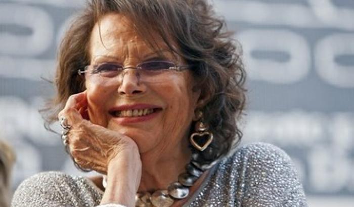 Claudia Cardinale sfida l'Isis e ai turisti dice: tornate in Egitto