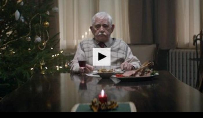 Si finge morto per riunire i figli a Natale, lo spot per riflettere