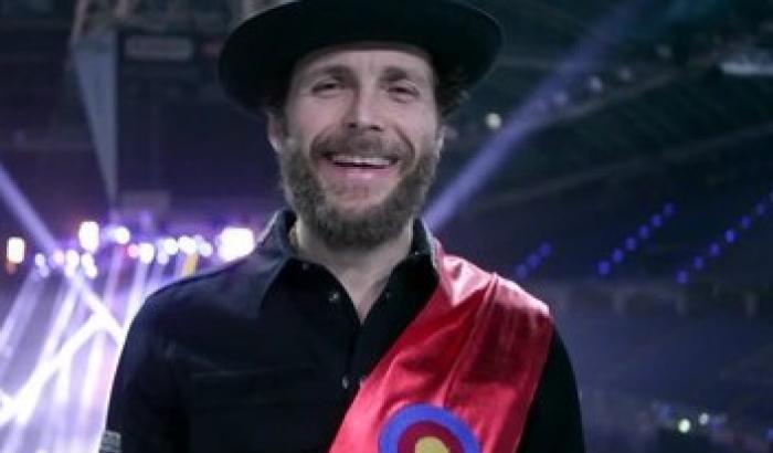 Jovanotti con la fascia da 'miss': 'è stato un anno strepitoso'