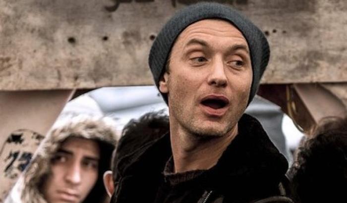 Jude Law con i piccoli migranti di Calais: hanno bisogno di noi