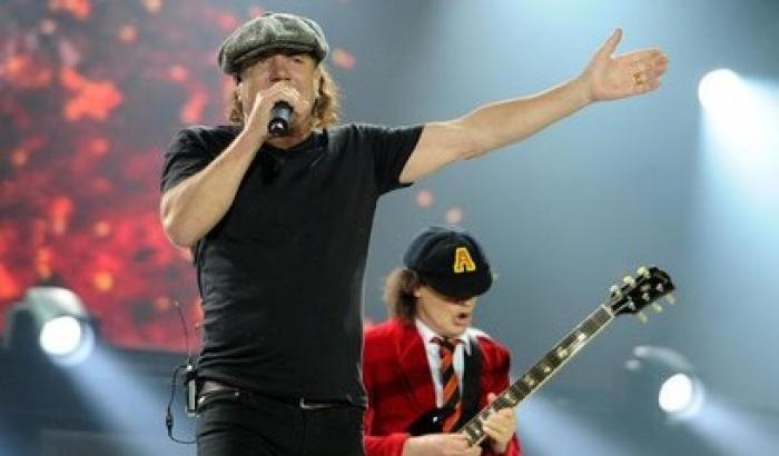 Ac/Dc sospendono il tour: il cantante rischia l'udito