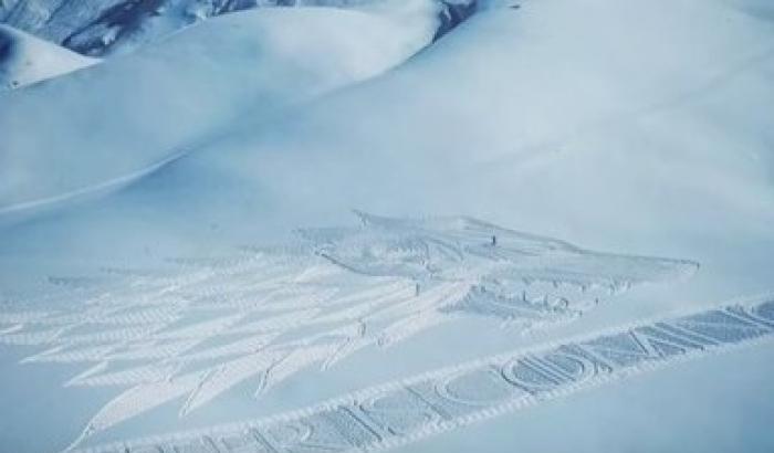 Game of Thrones: artista realizza sulla neve lo stemma degli Stark