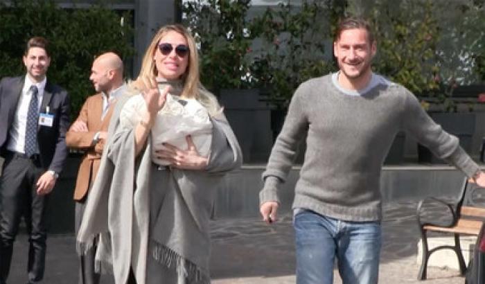 Francesco Totti e Ilary Blasi, a casa con la piccola Isabel