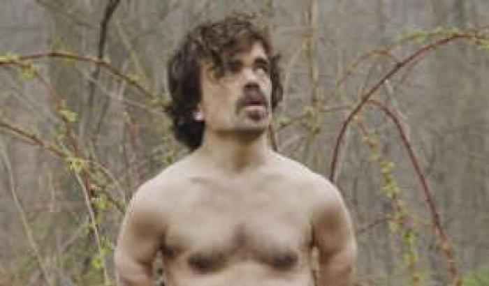 Peter Dinklage nudo nella parodia di Naked & Afraid