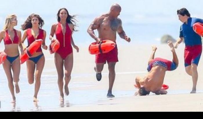 Baywatch, il capitombolo in spiaggia di Zac Efron