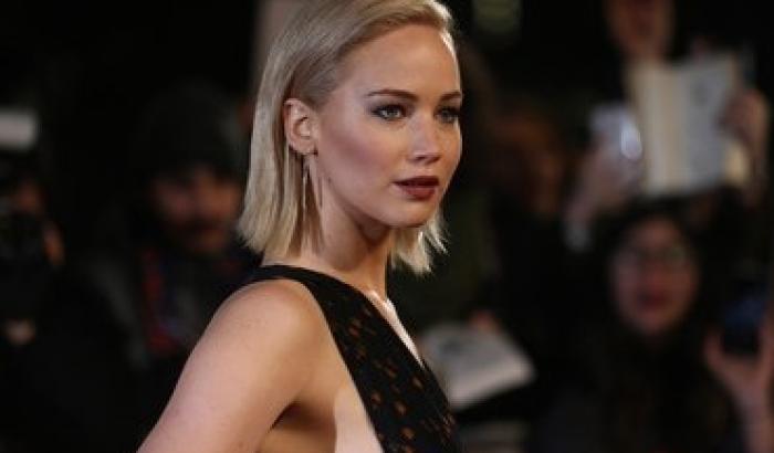 Jennifer Lawrence e l'incubo paparazzi: dormono davanti casa