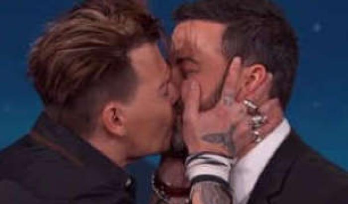 Johnny Depp sorprende Pink e bacia Jimmy  Kimmel