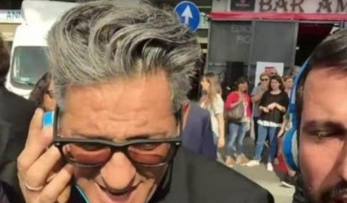 Fiorello canta: "Chiamale se vuoi... elezioni"