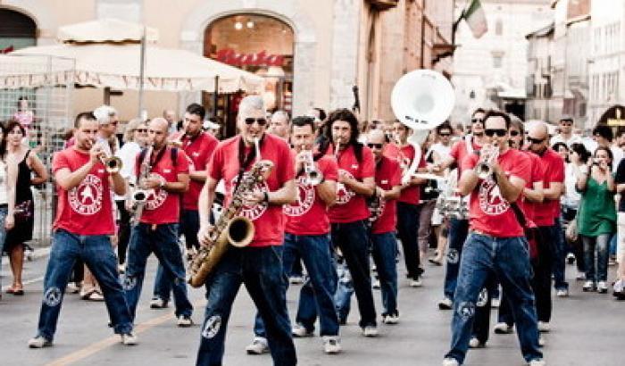 Il gruppo jazz dei Funk Off per le strade di Norcia ferita dal sisma