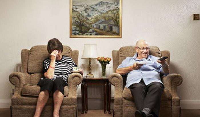 'Gogglebox', su Italia 1 il format che 'guarda chi guarda la tv'