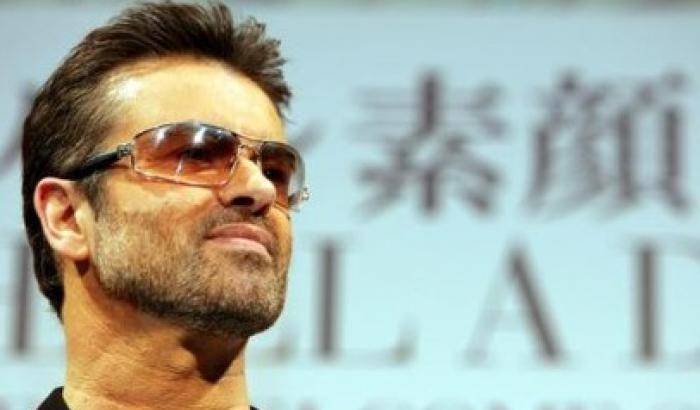 Un amico di George Michael: "E' morto per un mix di farmaci e droga"