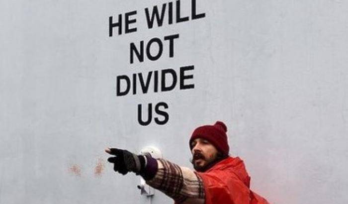 Arrestato e rilasciato Shia LaBeouf, in una manifestazione anti Trump