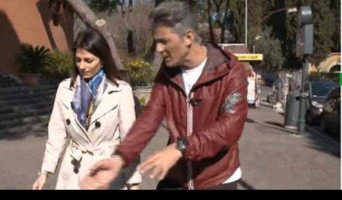 Edicola Fiore si apre con Virginia Raggi a passeggio con Fiorello