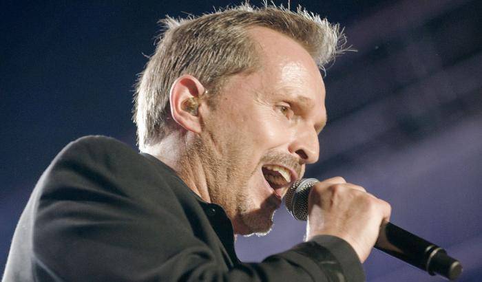 Miguel Bosè canta in Texas: non voglio lasciare ai miei figli un mondo con i muri