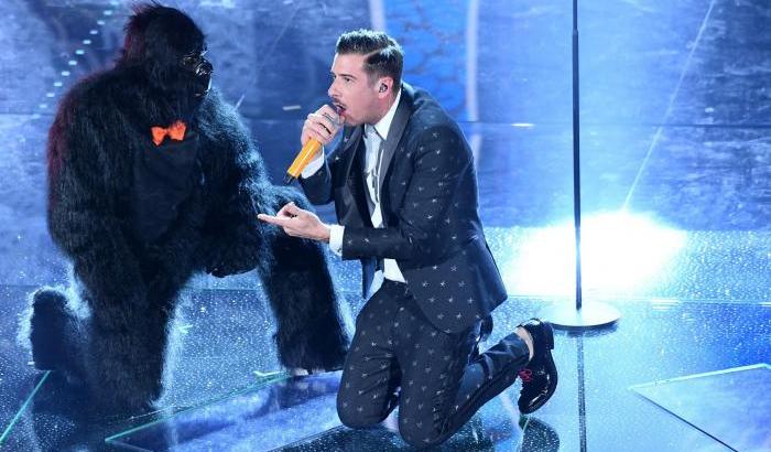 Animalisti contro Gabbani: non si esibisca più con la finta scimmia