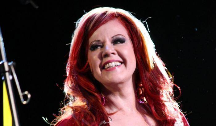 Kate Pierson sposa una coppia di fan gay e poi li porta al suo concerto