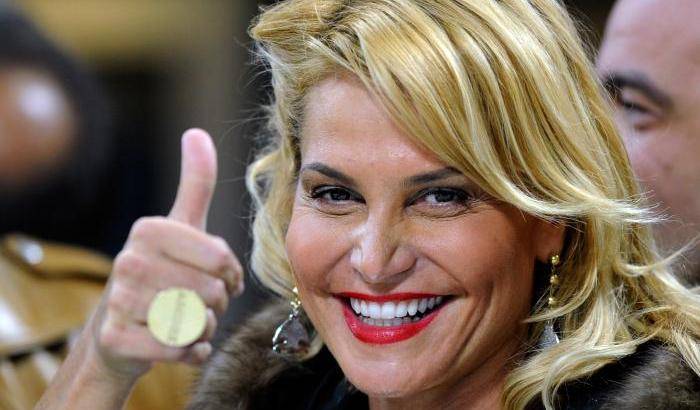 Simona Ventura a Madrid, ospite speciale di TeleCinco nel programma "Supervivientes"