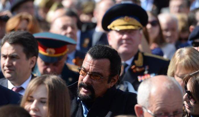 Troppo amico di Putin: l'Ucraina vieta l'ingresso per 5 anni a Steven Seagal