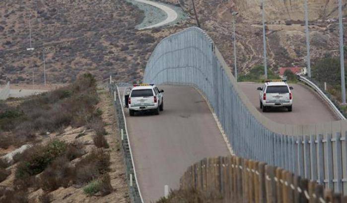 No al muro: l'orchestra sinfonica di Dresda suona al confine Usa-Messico