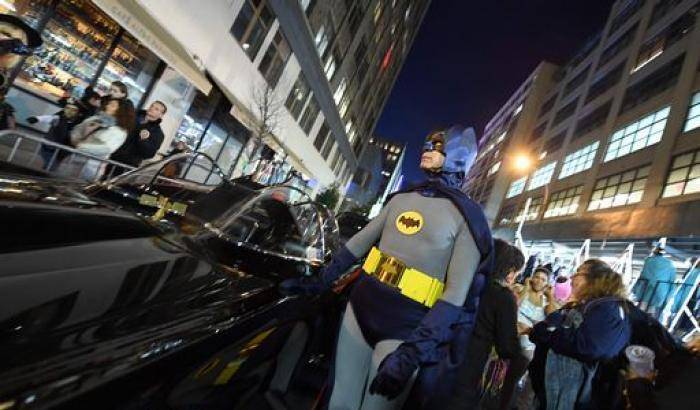 Addio ad Adam West, il Batman della serie Tv degli  anni ’60