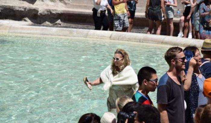 Roma, scrittrice inglese si fa il bagno nella Fontana di Trevi come Anita Ekberg