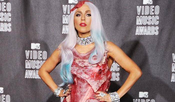 Lady Gaga si ferma: ho bisogno di pensare e devo guarire