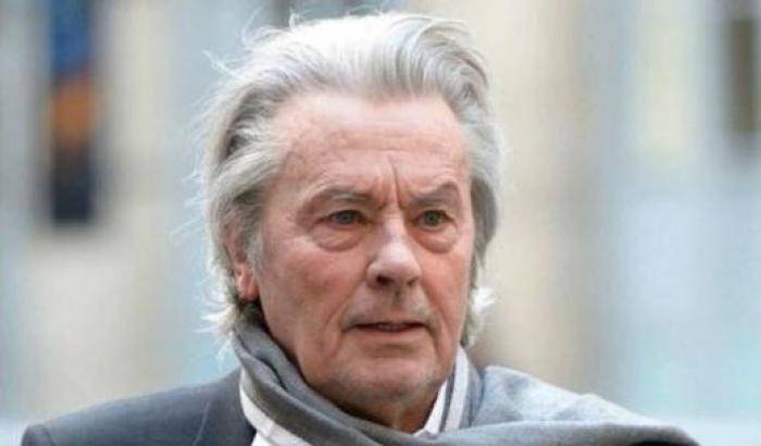 Alain Delon operato d'urgenza per un bypass femorale