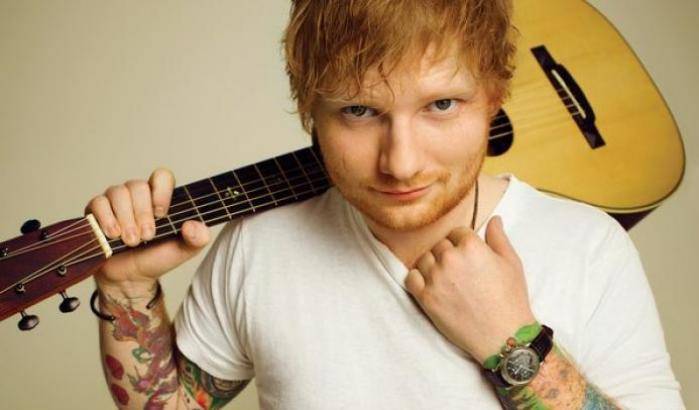 Ed Sheeran travolto da un auto: il braccio ingessato potrebbe costargli il tour