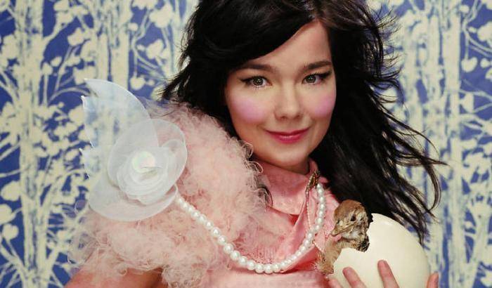 Bjork rivela le molestie di un regista danese: il muro del silenzio sta crollando