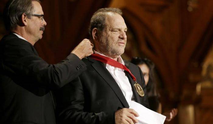 Terra bruciata attorno a Weinstein: Harvard gli ritira la medaglia Du Bois