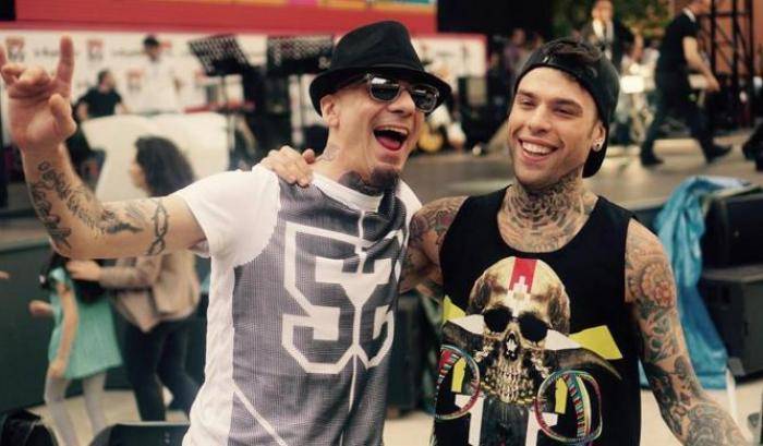 J-Ax e Fedez 'Sconosciuti da una vita': quant'è difficile averli per fidanzati!